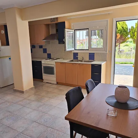 Semesterbostad Elena's 3br Maisonette With Garden & Pool *