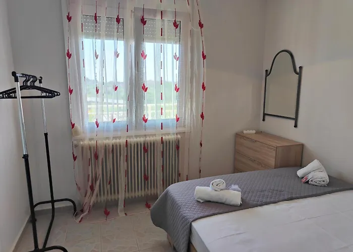 Elena's 3br Maisonette With Garden & Pool Case de vacanță