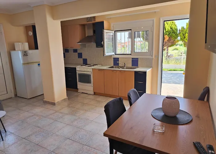 Case de vacanță Elena's 3br Maisonette With Garden & Pool *