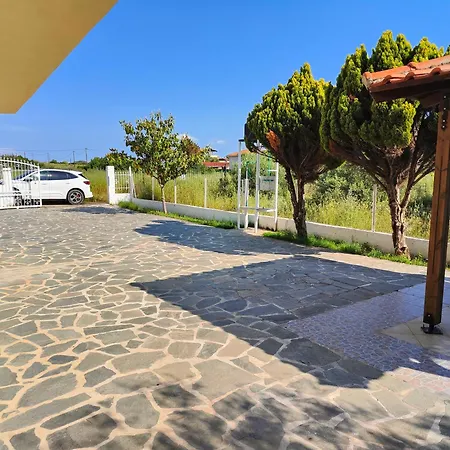 Elena's 3br Maisonette With Garden & Pool בית נופש