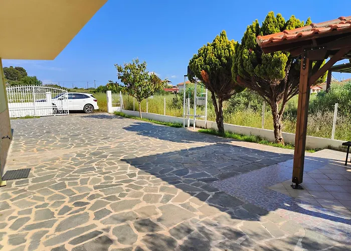 Elena's 3br Maisonette With Garden & Pool Vakantiehuis