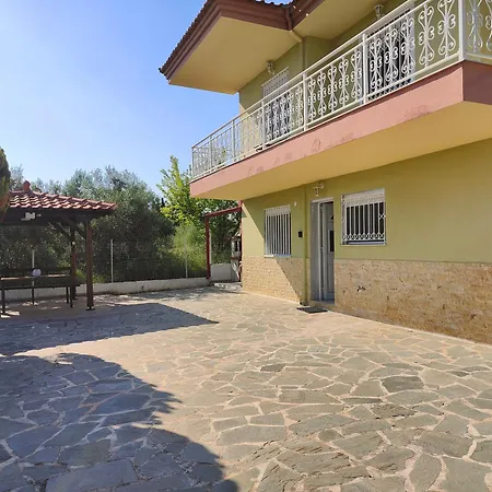 Elena's 3br Maisonette With Garden & Pool Ferienhaus *