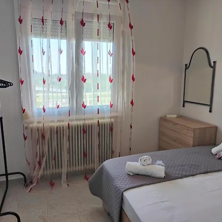 Elena's 3br Maisonette With Garden & Pool Ferienhaus