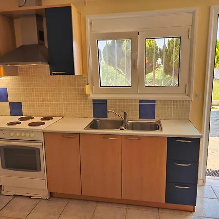 Elena's 3br Maisonette With Garden & Pool *