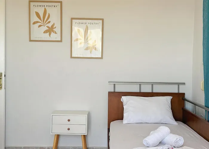 Elena's 3br Maisonette With Garden & Pool 度假居 *